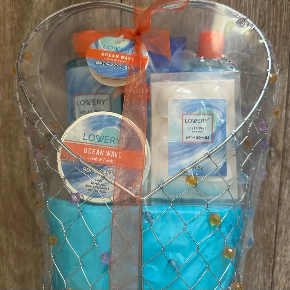 Lovery Ocean Wave Bath & Body Gift Set with bag & bow & gift tag.